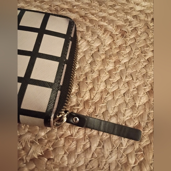 Kate Spade Stacy Laurel Print Black and Tan Checkered Trifold Zip Around Wallet - Picture 6 of 7